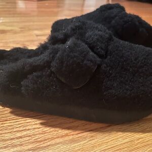 NEW. Uggs papillo sheepskin lined footbed & top. Size 7, black.